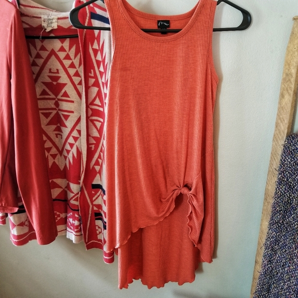 BUNDLE!! Coral Fashion Tops - Picture 7 of 8